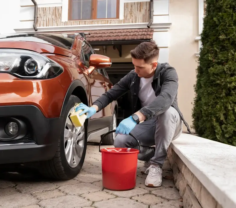 Lavage auto à domicile Le Mans : professionnel intervenant sur un véhicule